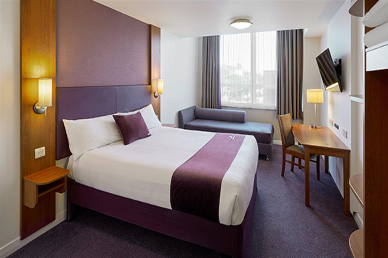 Premier Inn Warrington South ภายนอก รูปภาพ