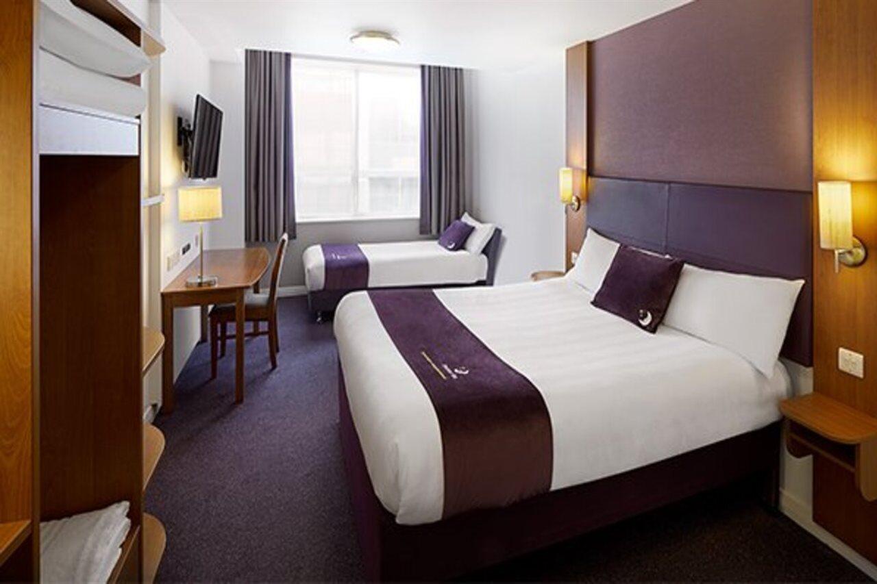Premier Inn Warrington South ภายนอก รูปภาพ