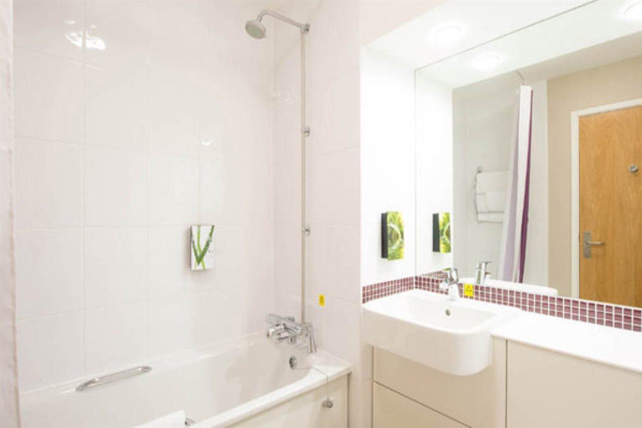 Premier Inn Warrington South ภายนอก รูปภาพ