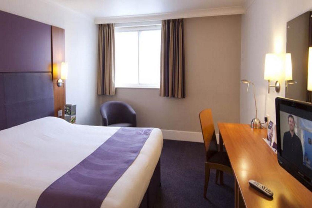 Premier Inn Warrington South ภายนอก รูปภาพ