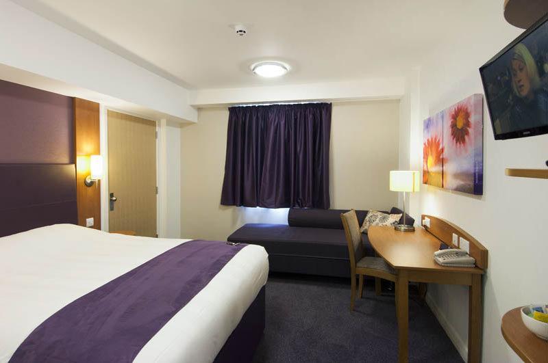 Premier Inn Warrington South ภายนอก รูปภาพ