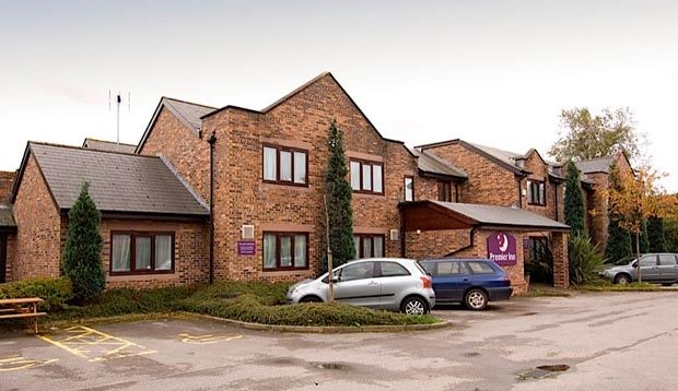 Premier Inn Warrington South ภายนอก รูปภาพ